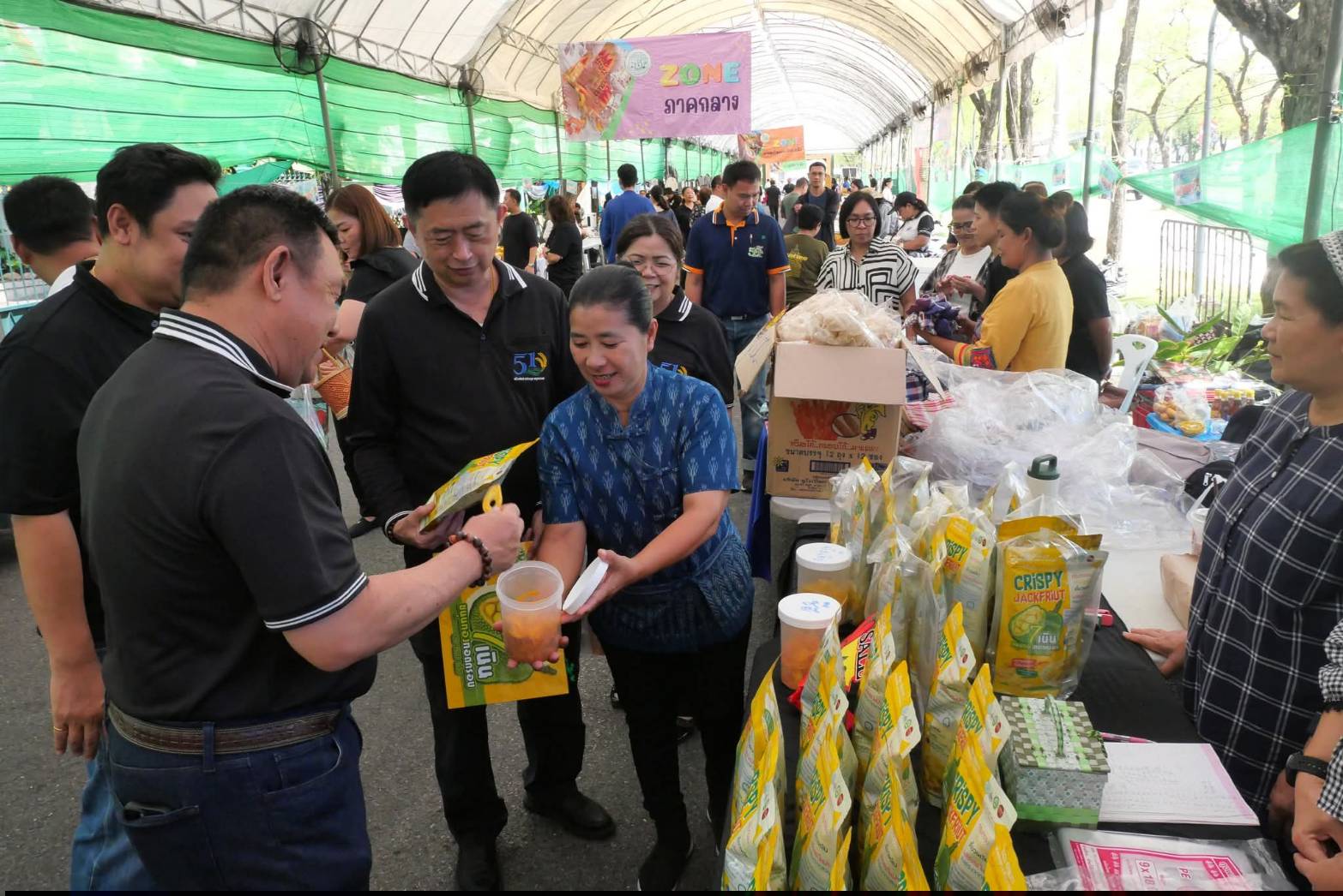 title - เลขาธิการ ส.ป.ก. เยี่ยมทักทายเกษตรกรและซื้อสินค้าในบรรยากาศวันสุดท้ายของการออกร้านขายสินค้า จากเขตปฏิรูปที่ดิน ส่งท้ายงานครบรอบ 51 ปี ส.ป.ก. ณ สำนักงานการปฏิรูปที่ดินเพื่อเกษตรกรรม